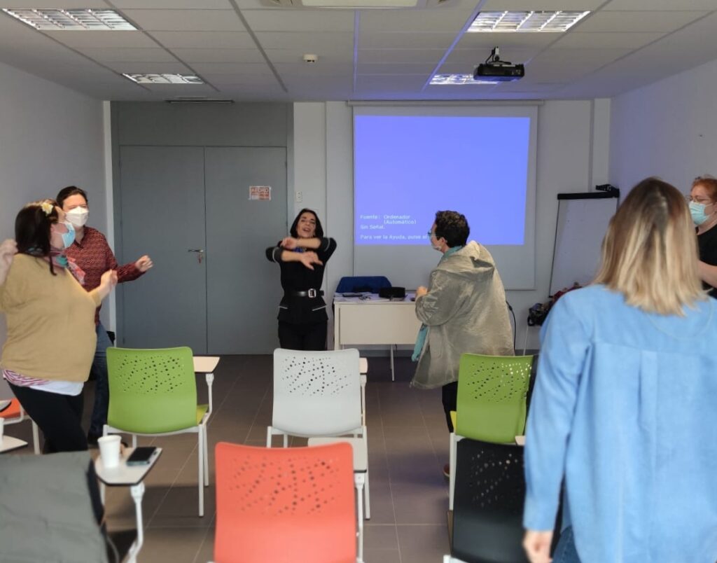 jornada de Life coaching con mujeres de pie estirando brazos